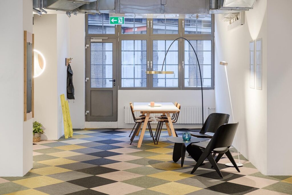 Exportera möbler till Tyskland med vår hjälp. Vi har ett stort nätverk av arkitekter och återförsäljare. Vi ser till att dina möbler exponeras på rätt ställen